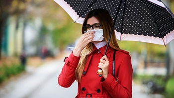 ragazza si soffia il naso con fazzoletto di carta